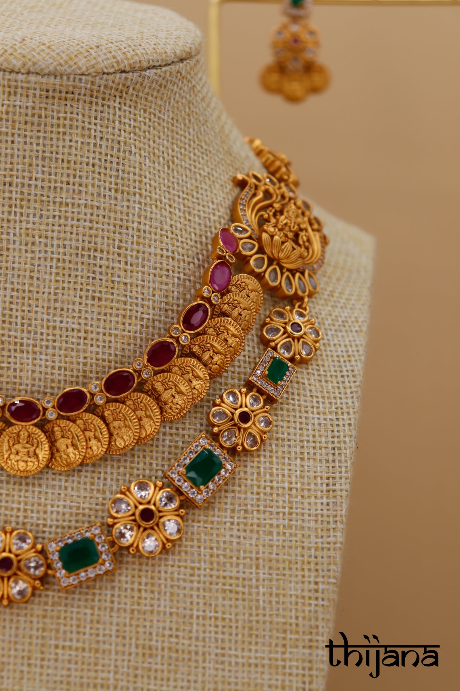 Necklace with matching earrings thijana